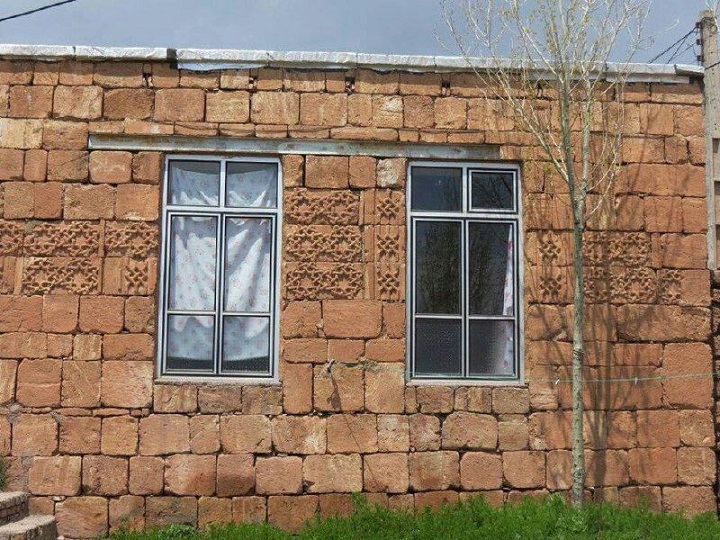 احداث خانه ای در روستا با سنگ های کاروانسرای شاه عباسی!