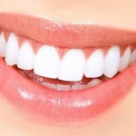 با استفاده از مواد طبیعی، دندان‌های خود را سفید کنید