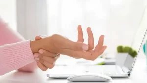بی حسی، درد و گزگز! رهایی از این بیماری در دست و مچ امکان پذیر است