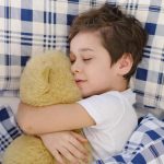 5 دلیل برای در آغوش گرفتن چیزی هنگام خواب!