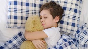 5 دلیل برای در آغوش گرفتن چیزی هنگام خواب!