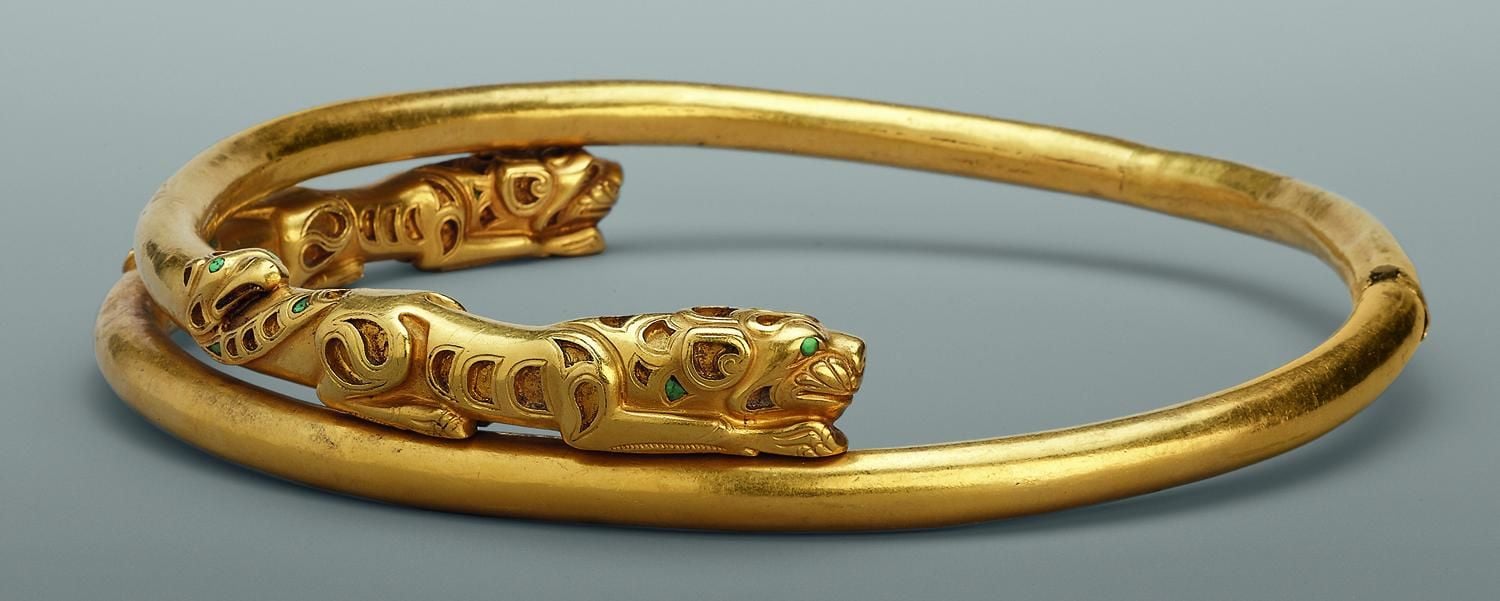 Gold bracelet formed with two wild cats at the ends