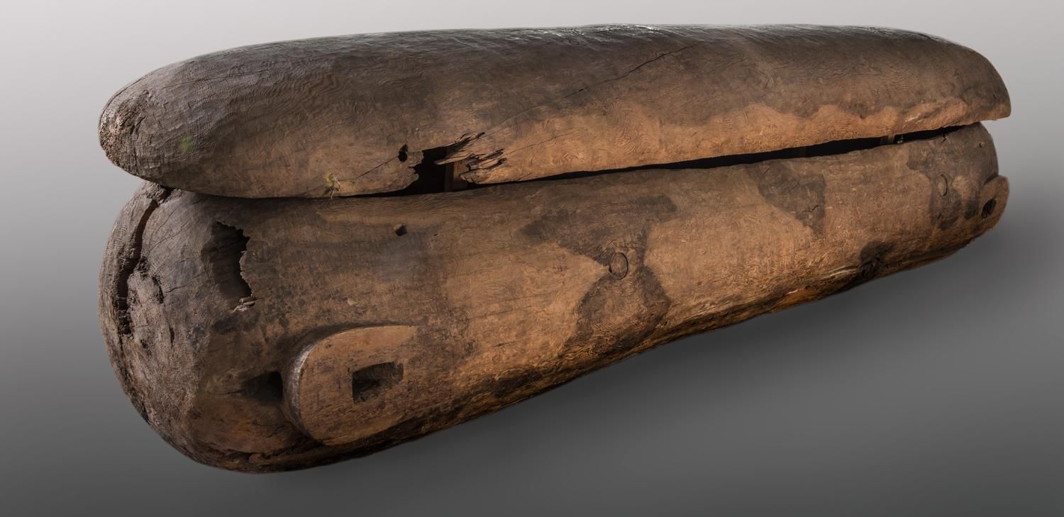 Wooden coffin, cylindrical, lid with rounded edges
