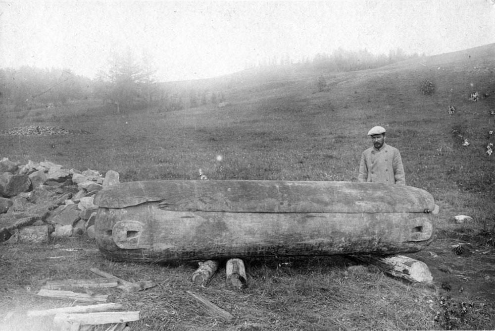 Log coffin from burial mound 1 at Pazyryk, 1929. © Archive of the Institute for the History of Material Culture, St Petersburg, О.3587.18.